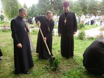 На Волині православне духовенство і жителі з 40 дерев висадили алею св. Володимира